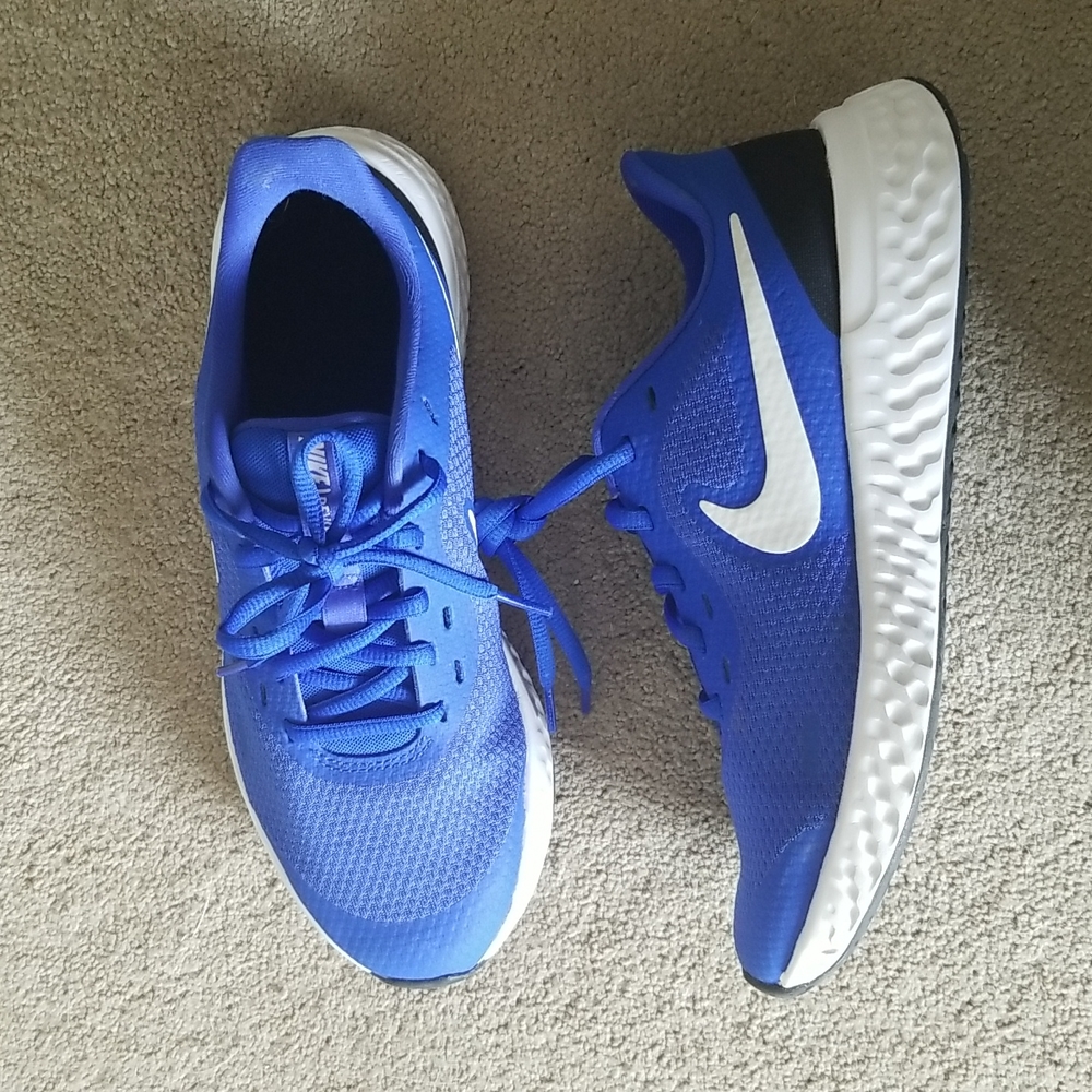 Nike 6.5 Youth Sneaker, fits women 7.5